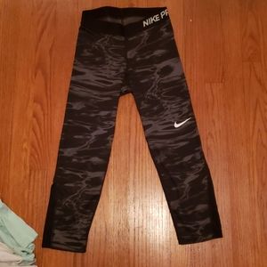 NIKE pro capri leggings